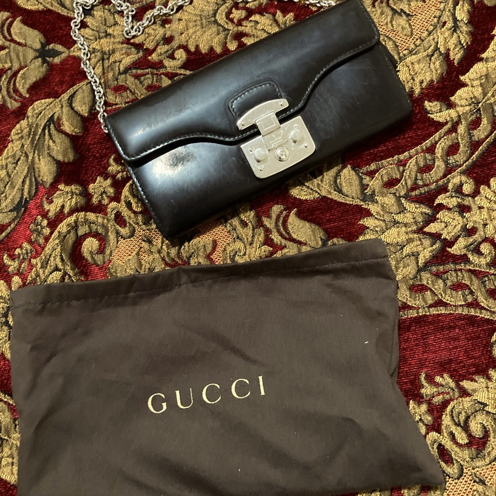 Gucci wallet with chain Beautiful. Good condition.